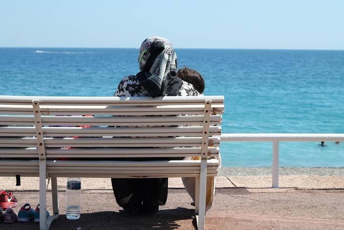 à Nice Les Mères Voilées Doivent Surveiller Leurs Enfants