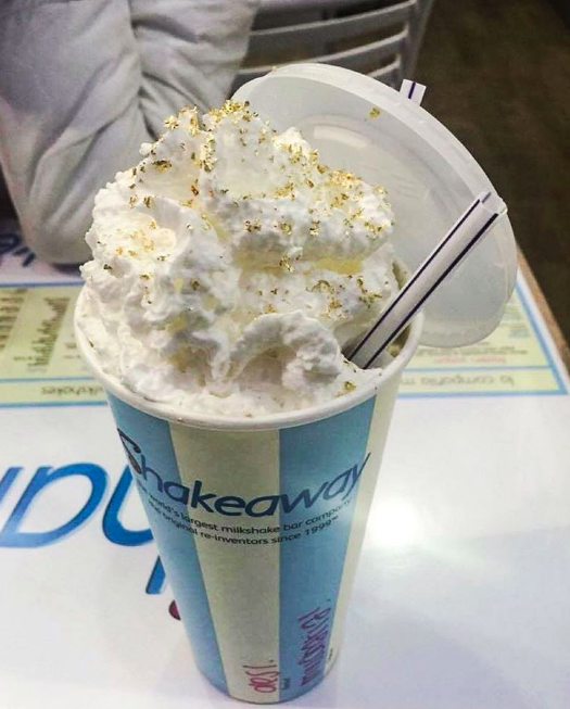 ¿Dónde? En la Condesa y en Garden Santa Fe.También conocido como el paraíso de las malteadas. Decidirte por una será lo difícil, pues tienen alrededor de 150 sabores. Hay desde los clásicos, hasta mezclas fuera de serie, como la Ferrero Rocher (con Kinder bueno y mini bombones), la de Mazapán (con galleta de capuccino y amareto), y la Milkshake Millonaria, con hojuelas de oro de 23 kilates (en serio).