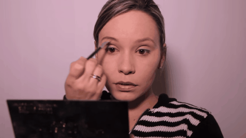 Depois, um toque de bronzer em pontos estratégicos funciona bem no lugar do blush para dar o efeito "de volta à vida". Tutorial completo aqui.