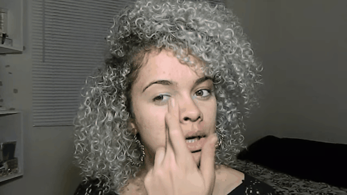 É bom lembrar que para ficar natural é o corretivo precisa ser espalhado bem além da área das olheiras, com batidinhas em vez de esfregar. O ideal é formar um triângulo logo abaixo dos olhos, como mostra este tutorial da Nina Gabriella.