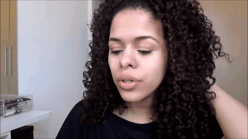 E se você achar que o corretivo ou a base deram uma "apagada" nos traços, lá vem o amigo bronzer para fazer o contorno, do rosto e do nariz, e deixar tudo de volta no lugar. A dica vem deste tutorial aqui.