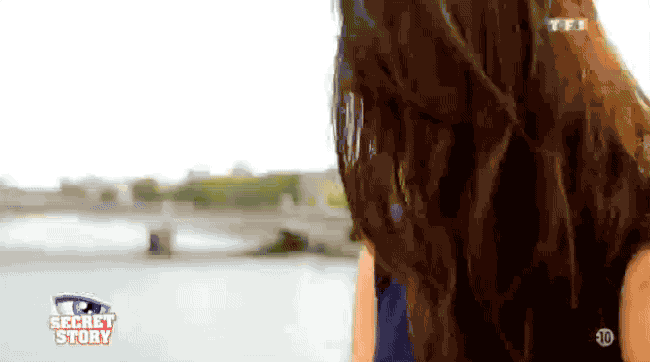 Ok elle avait changé de couleur de cheveux mais vous ne me ferez pas croire qu'elle avait perdu son accent.