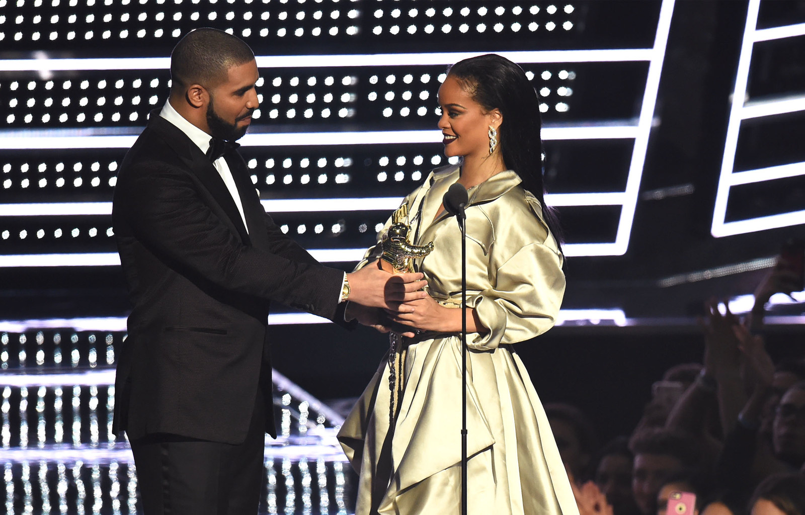 Drake keeps heatwave sweat in check with a nifty bandana moment