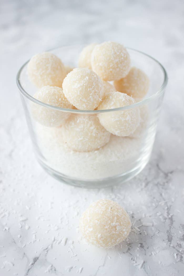 Loaded with tropical flavor and just delicious, these super healthy coconut bites are low in calories and real energy booster. Recipe here