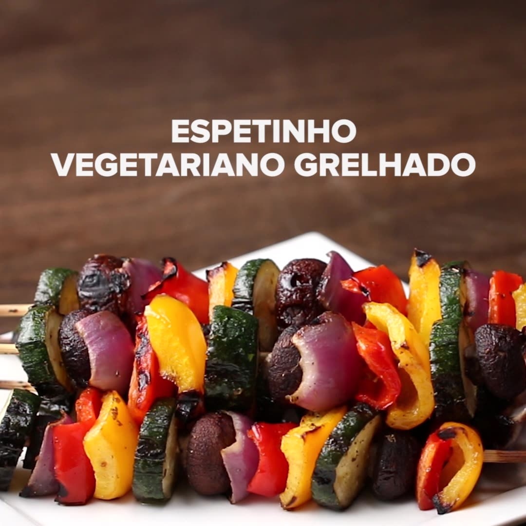 VOCÊ VAI PRECISAR DE:¼ de xícara de azeite de oliva2 colheres de sopa de suco de limão1 colher de sopa de orégano1 colher de chá de sal1 colher de chá de pimenta do reino2 abobrinhas, cortadas em rodelas3 xícaras de cogumelos2 cebolas vermelhas médias, cortadas em pedaços de 2,5 cm2 pimentões vermelhos, cortados em pedaços de 2,5 cm2 pimentões amarelos, cortados em pedaços de 2,5 cmDe 4 a 5 espetos de bambu, mergulhados em água por 20 minutosMODO DE PREPARO:1. Pré-aqueça a churrasqueira no fogo médio.2. Misture o azeite, o suco de limão, o orégano, o sal e a pimenta, mexendo bem.3. Deslize uma fatia de abobrinha através o espeto, seguida por pedaços de cogumelos, cebola vermelha e pimentão. Repetindo até sobrar 2,5 cm na parte superior do espeto.4. Repita com os espetos e legumes restantes.5. Pincele cada espeto generosamente com a mistura de azeite.6. Grelhe os espetos por 12 a 18 minutos, com a tampa da churrasqueira fechada, virando-os na metade do tempo.Rende de oito a dez espetos.
