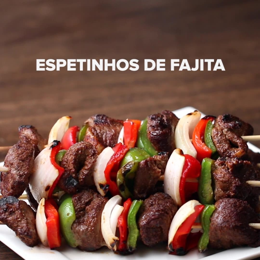 VOCÊ VAI PRECISAR DE:0,9 kg de alcatra, cortada em cubos de 2,5 cm1 colher de sopa de cominho1 colher de sopa de pimenta chili1 colher de sopa de alho em pó1 colher de chá de sal1 colher de chá de pimenta do reino2 pimentões verdes, cortados em pedaços de 2,5 cm2 pimentões vermelhos, cortados em pedaços de 2,5 cm1 cebola branca grande, cortados em pedaços de 2,5 cmDe 8 a 10 espetos de bambu, mergulhados em água por 20 minutosMODO DE PREPARO:1. Pré-aqueça a churrasqueira no fogo médio-alto.2. Misture a carne, o cominho, a pimenta chili, o alho em pó, o sal e a pimenta do reino em uma tigela. 3. Deslize um pedaço de carne através do espeto, seguido por pedaços de pimenta verde, pimenta vermelha e cebola. Repita até ficar um espaço de 2,5 cm na parte superior do espeto.4. Repita com os espetos restantes.5. Unte a superfície da grelha, esfregando as grades com uma pinça e uma toalha de papel banhado a óleo.6. Grelhe os espetos por cerca de 10 a 15 minutos, com a tampa da churrasqueira fechada, virando-os na metade do tempo.Rende de oito a dez espetos.