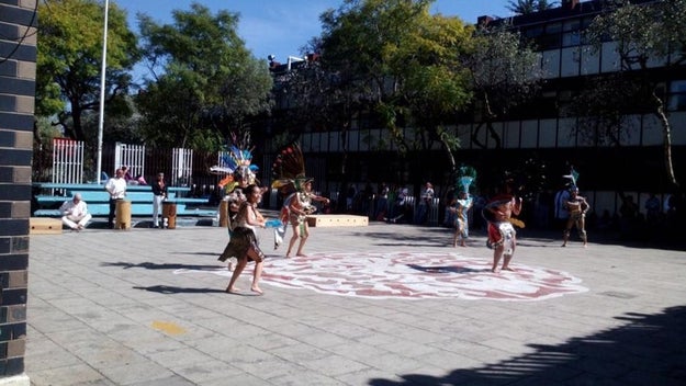 Y después tuvieron que limpiar las vibras con un ritual azteca.