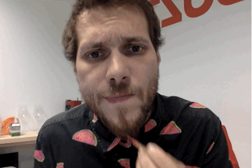 En un principio, mi idea era utilizar una camiseta de cuello de pico, pero no tengo mucho pecho y no podría lucirlo, así que me decidí por una camisa de sandías que, como veremos más adelante, tiene sus ventajas. Tres botones fuera y a hacer la foto.