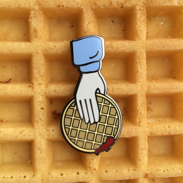 Este pin, para todos los que aman a Eleven y los waffles con locura ($177).