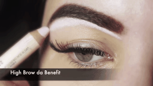 E já ajuda a esconder os pelinhos da sobrancelha que estiverem crescendo fora do lugar. Veja um tutorial completo com esse truque aqui.