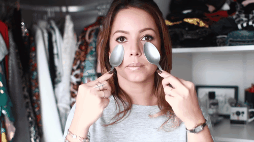 O importante é que as colheres estejam geladas mesmo, porque é isso que desincha e ativa a circulação. Aqui tem um tutorial com vários outros truquezinhos de beleza com colheres.