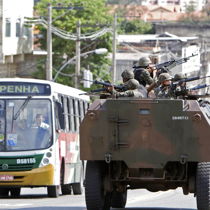 Brazilian Army soldiers patrol the entrance to the Morro do Alemao shantytown, on November 27, 2010.