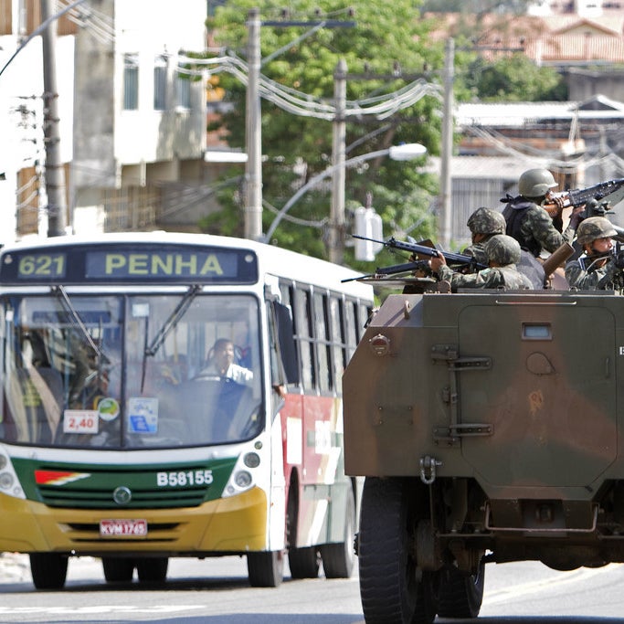 Brazilian Army soldiers patrol the entrance to the Morro do Alemao shantytown, on November 27, 2010.