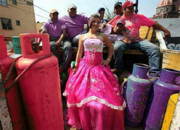 A esta chica le dijeron que le contratarían una camioneta para llevarla a la fiesta, pero nunca especificaron de qué.