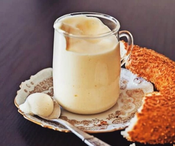 Gibt es gerade frische Eier? Dann ist Gogol Mogol das genialste Frühstück der Welt: Eine Eierschaumcreme mit Zucker (und manchmal Kakaopulver).