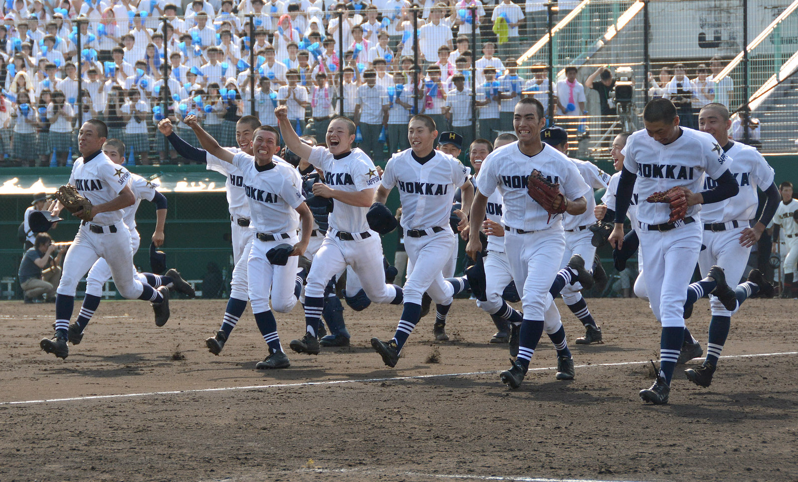 ○2年連続37回目の出場、南北海道代表犠打 34本夏の甲子園に最多出場の北海は、走者が出るとまず犠打で送ってから点を狙っていく。南北海道大会では、ナインのうち8人が犠打を成功させ、3人が6本ずつを記録した。平川敦監督が掲げるのは「基本に忠実なプレーの徹底」。チームプレイが見ものだ。
