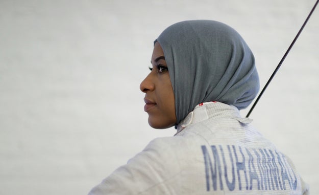 Esgrimista Olímpica hace historia al competir en Hijab