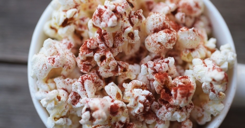 O maravilhoso da pipoca é que já é tão rápido de fazer que até dar um talento não dá trabalho. Aqui é só jogar um belíssima páprica picante por cima! Veja aqui a receita.