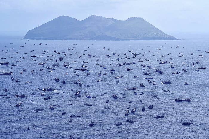 尖閣諸島に群がる中国船 Twitterでデマ拡がる その画像は 鳥島 です 尖閣諸島に群がる中国船 Twitterでデマ拡がる その画像は 鳥島 です