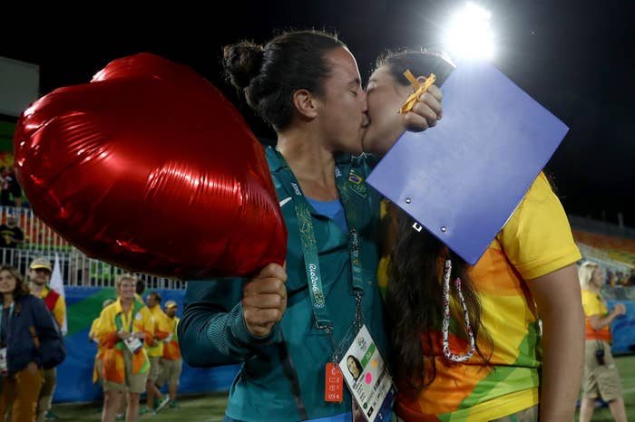 リオ五輪 同性の恋人にプロポーズされた選手 ピッチは祝福ムード