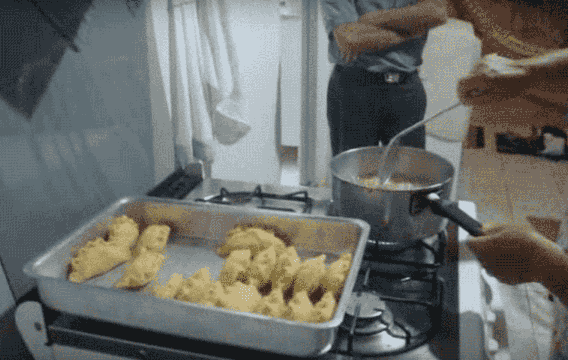 Dá pra deixar do jeitinho que você mais gosta, colocar mais orégano, muito queijo, abusar da carne moída.