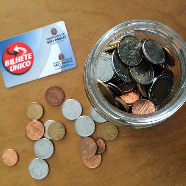 Há um tempo atrás reuni todas as moedas que estavam espalhadas em gavetas e bolsas em um um só pote e fiquei impressionada com o tanto de dinheiro que estava espalhado pela casa, como se não tivesse valor. Tentei reservar um tempo para separá-las e trocar na padaria da esquina, mas esse tempo nunca apareceu. A solução veio em um dia desses em que a gente só lembra em cima da hora que não carregou o Bilhete Único: pagar o busão com as moedas paradas em casa! Com isso, descobri que fica bom para mim e também para os cobradores, já que muitas vezes eles tem que trabalhar com a falta de troco até para uma nota de R$ 5. Claro que essa dica faz sentido só para quem não fará uma integração de metrô e ônibus, por exemplo. Mas me senti muito bem dando destino ao monte de dinheiro parado em casa por falta de organização e ganhando uns sorrisos dos cobradores de vez em quando ao receberem uma mãozada de moeda com o valor contadinho. – Manuela Barem