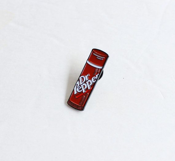 ¿Amas el Dr. Pepper más que a tu propia madre? Este es el pin para ti ($195).