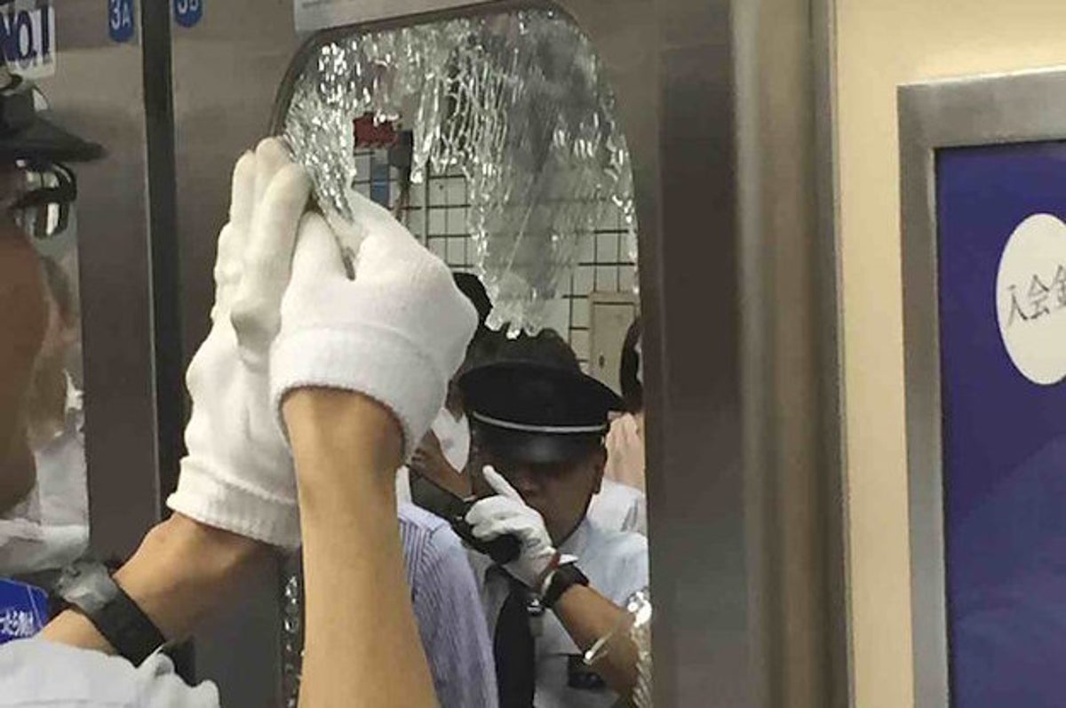 田園都市線 乗客が押し付けられガラス破損 ダンボールを貼って運行