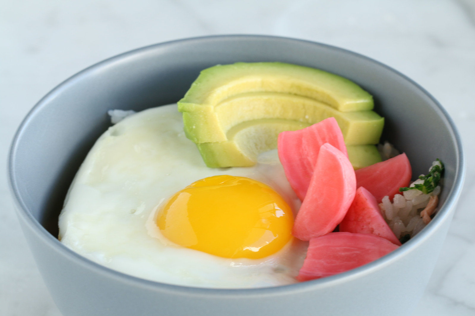 しっかり朝ごはん 鮭とラディッシュの混ぜごはんボウル