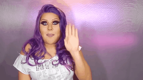 Em entrevista ao BuzzFeed Brasil, Leonardo disse que os sinais que aparecem no vídeo foram criados por ele mesmo e outros amigos surdos do Rio de Janeiro: "Na verdade, eu fiz esse vídeo para uma pessoa que me pediu alguns sinais e gírias de LGBT para fazer trabalho de faculdade." Olha ele aqui no Instagram da Kitana.