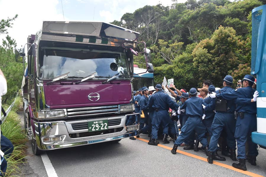 現地ルポ 沖縄の米軍ヘリパッド建設 抗議する人たちは次々と機動隊に運ばれていった