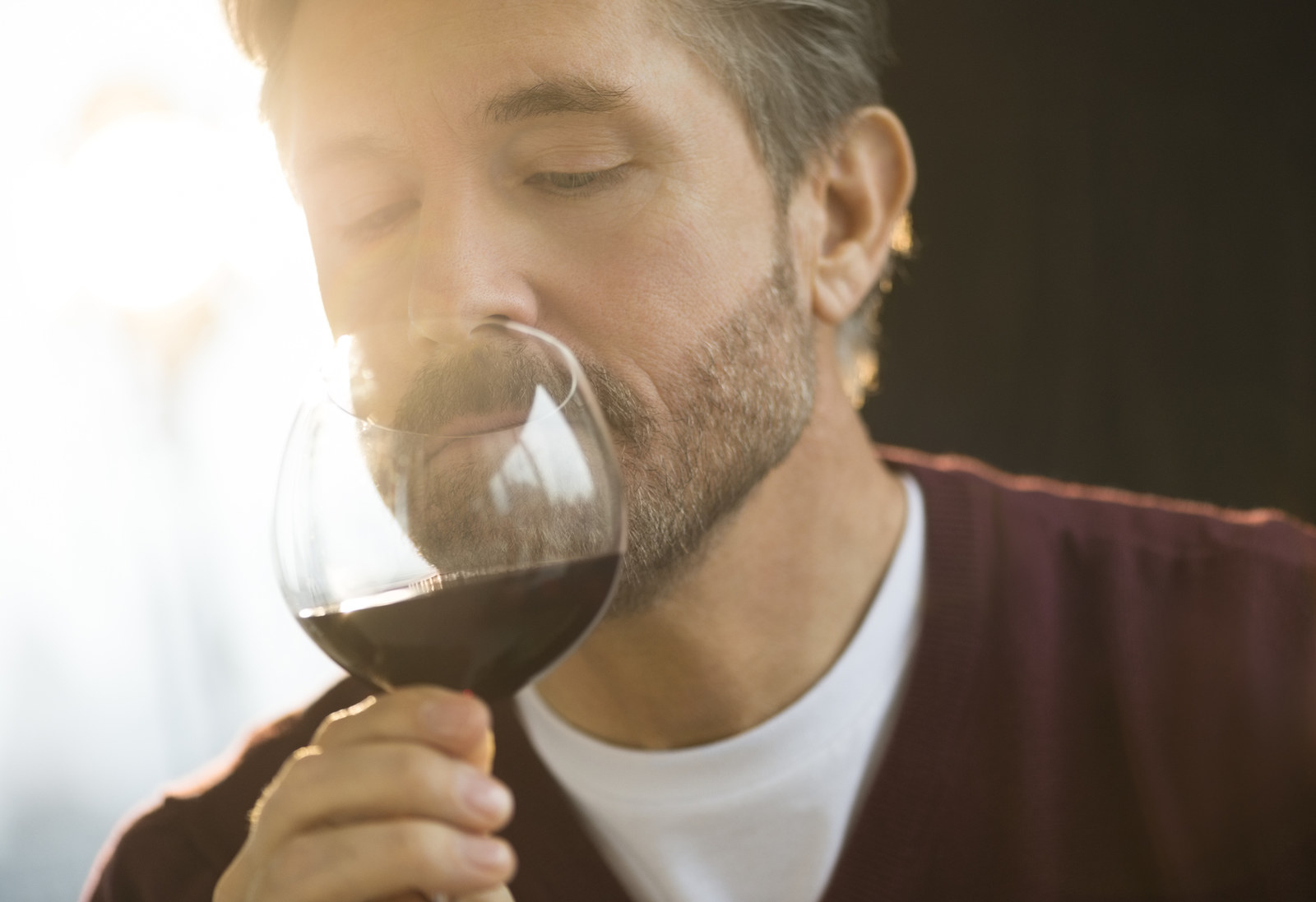 Al beberlo debes disfrutar con todos tus sentidos. Mientras lo bebes a sorbos cortos, pon atención a tres detalles: Aroma, sabor y cuerpo.Este proceso toma práctica.