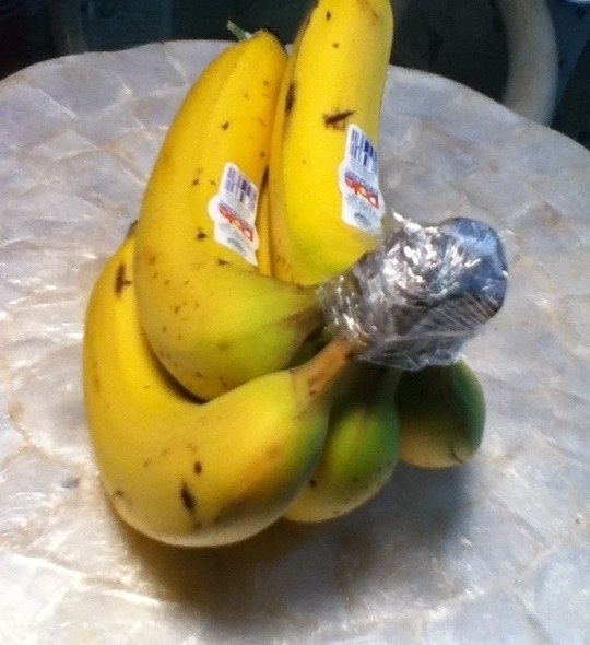 Se você cobrir o talo das bananas com filme, elas durarão 3 a 5 dias a mais do que o normal.