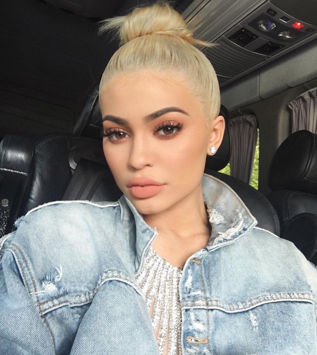 Okay, for those of us who have dark brown hair, this seems a bit intimidating. We know it's going to take a long process to achieve this look, without damaging our hair. Going Platnium Blonde is achievable when we go to an experienced hair dresser. Why not try something cool and different like Kylie Jenner this fall?!