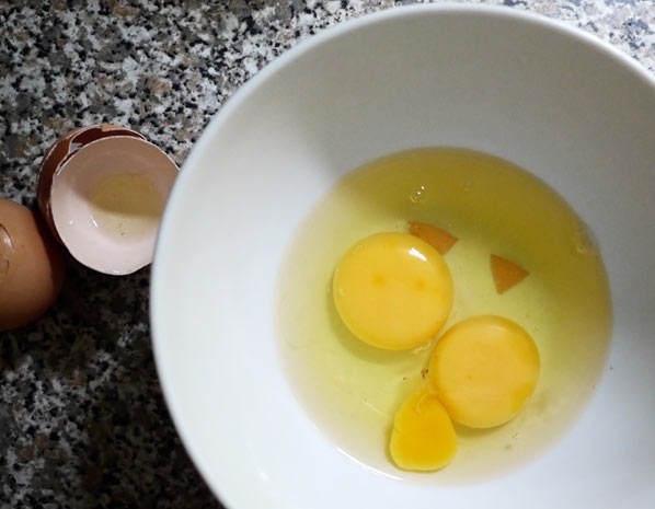 Você pode tirar os pedaços de casca que ficaram no ovo sem dificuldade se molhar os seus dedos.