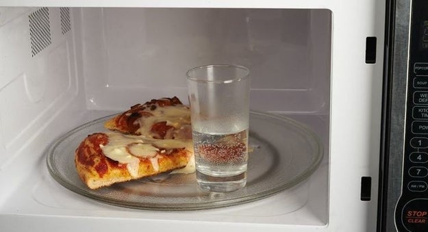 Esquentando comida no micro-ondas? Coloque também meio copo de água para que ela não fique seca.