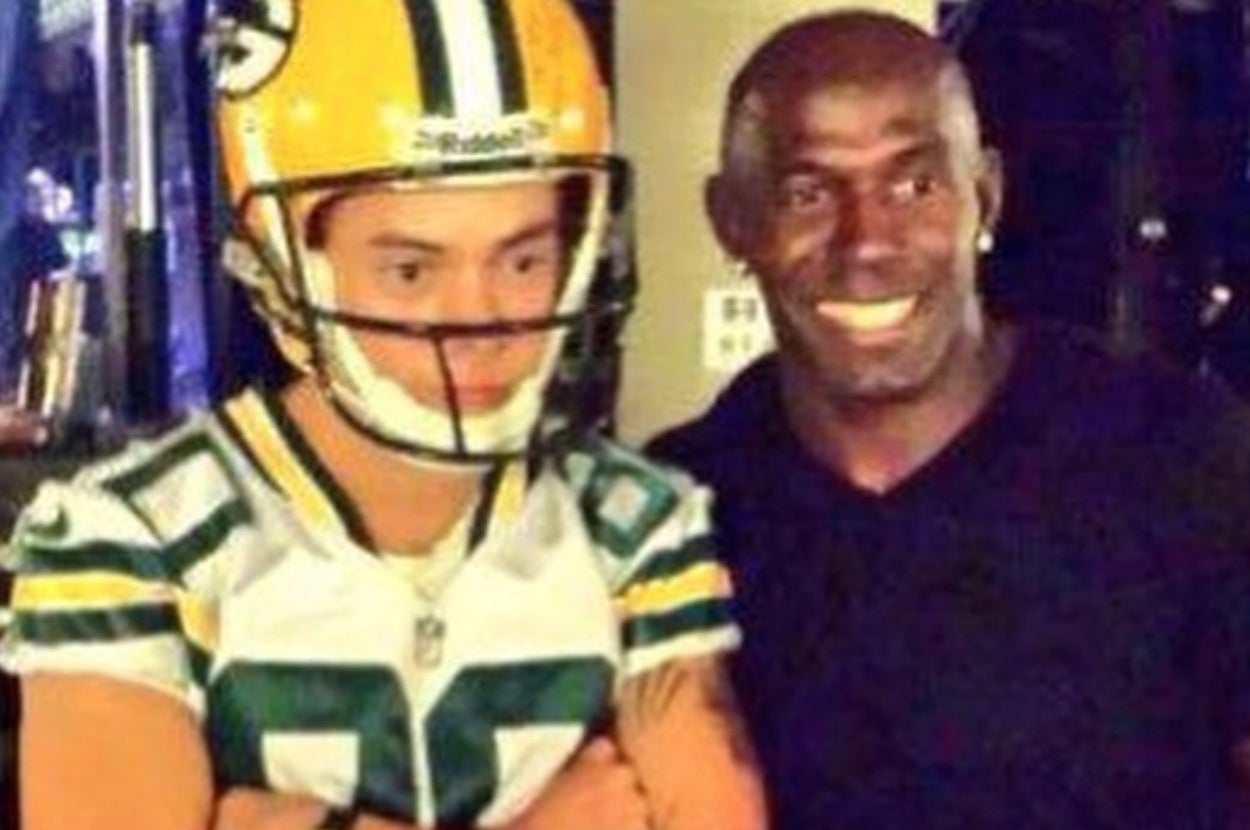 19 Times When Harry Styles Was The Ultimate Green Bay Packer Fan(02)