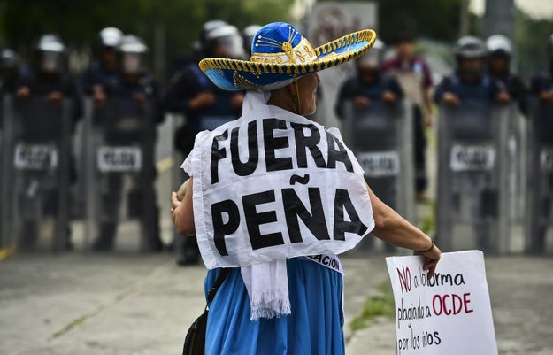 Tanto la entrega del informe impreso, como el diálogo con los jóvenes estuvieron rodeados de protestas en redes sociales y en las calles.