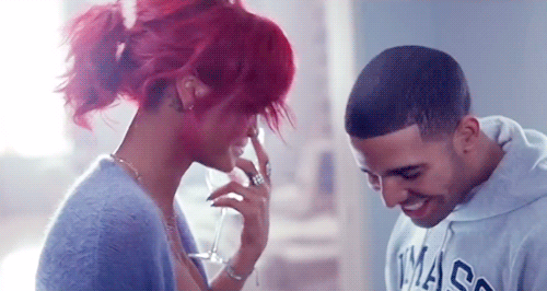 Je vous le donne en mille: le clip de What's My Name? (un single en duo), où l'on voit Drake et Riri boire du vin en ricanant comme deux imbéciles heureux. À ce stade-là, vous êtes parfaitement en droit de les détester, ils CHOISISSENT de se moquer de nous.