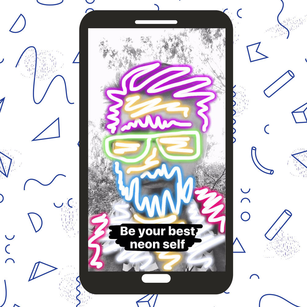 Si Snapchat tiene filtros de reconocimiento facial (que probablemente Instagram también tenga en un futuro), lo atractivo aquí es el plumón neón. Así como el de color, puedes cambiarle el grosor.