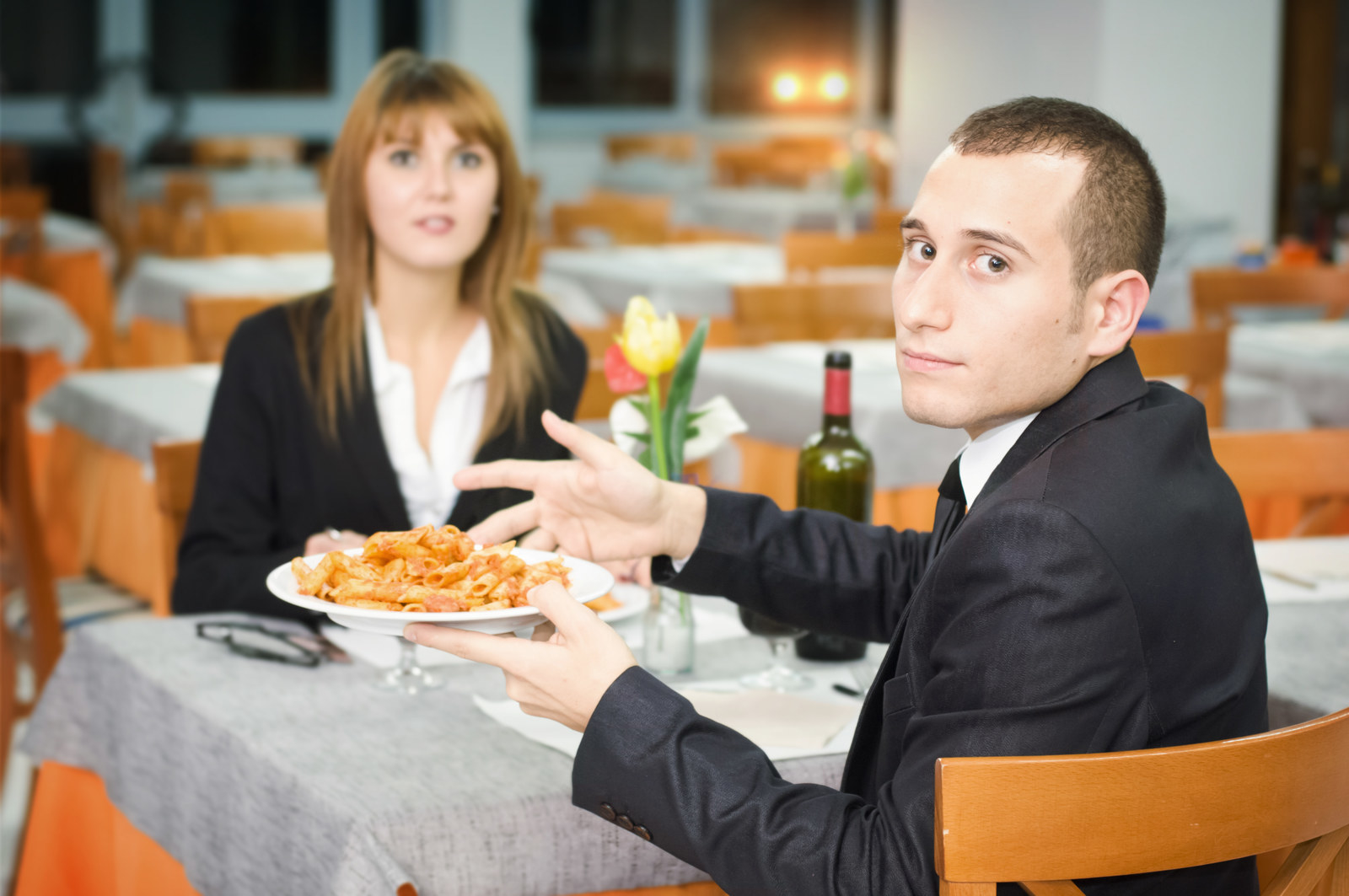 At the restaurant. Конфликт в ресторане. Хамство официантов. Конфликт в ресторане картинки. Жалуется в ресторане.