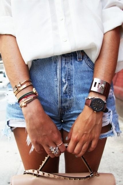 Los accesorios hacen la diferencia, quieras o no, lo sabes.Si usas cualquier tipo de outfit no le cae mal algun accesorio. Si usas un outfit con nada en especial, ejemplo: shorts de mezclilla con blusa blanca o negra, los accesorios hacen la diferencia y hacen que te veas cool.100% comprobado.