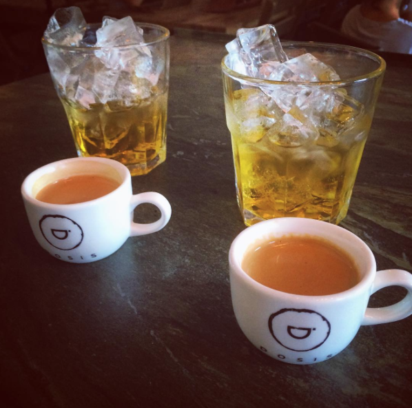 Esta cafetería va a cumplir todas tus expectativas de cafeína y más, mucho más. Los carajillos de aquí vienen súper recomendados, y hasta los puedes esconder para llevártelos a la oficina, en fin que vienes de la cafetería de la esquina *wink wink*. Pídelo en Álvaro Obregón 24, local B en la colonia Roma.