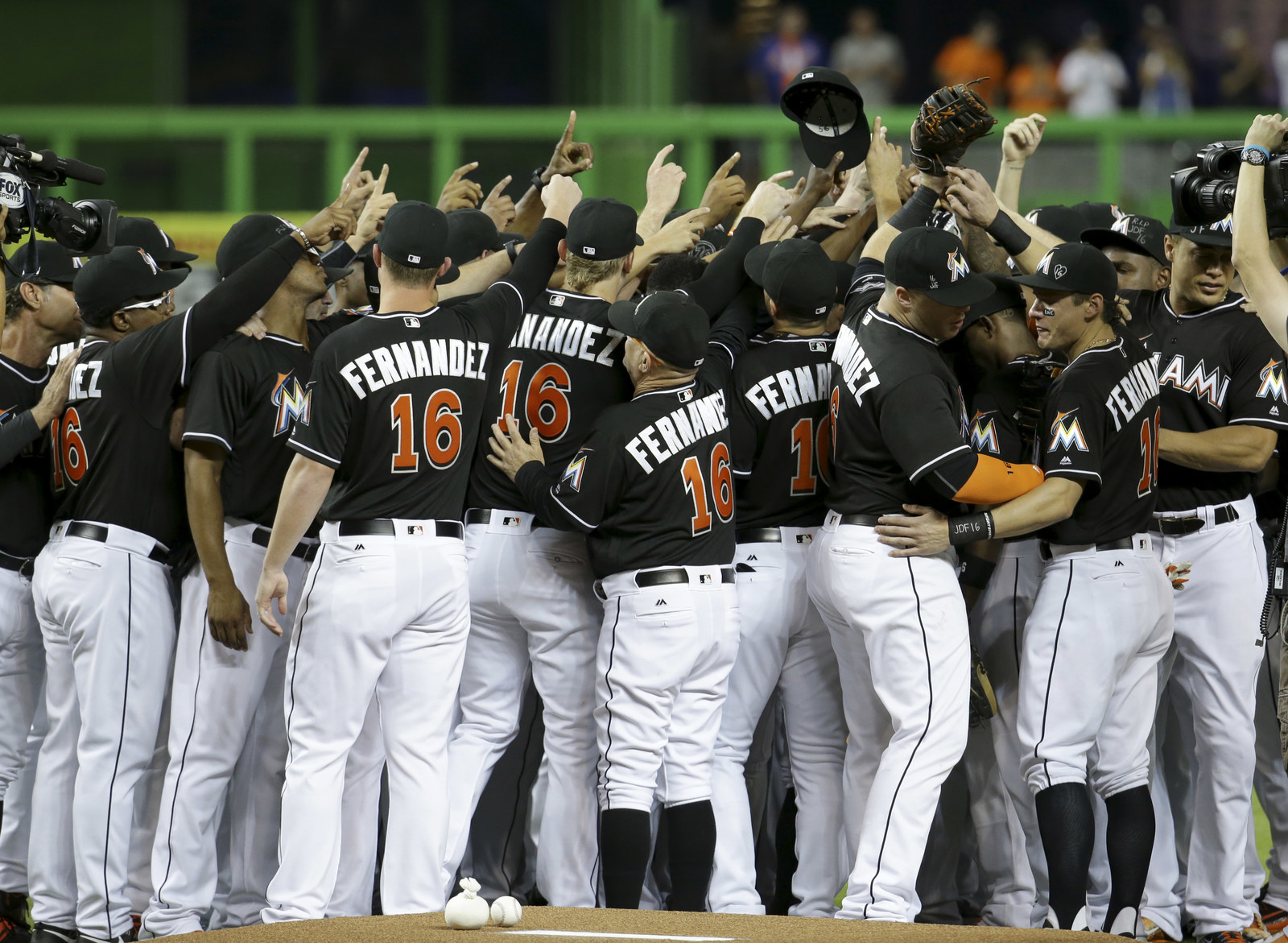 Jose Fernandez's family, friends and teammates say goodbye during