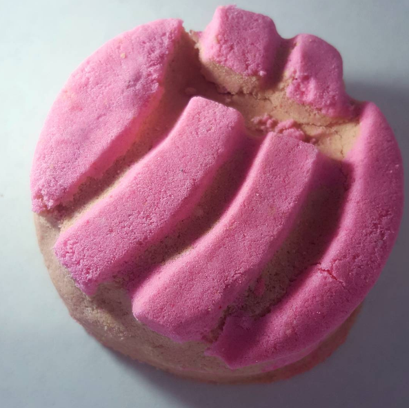 Well, say hello to the newest addition to your pan dulce addiction: a concha bath bomb!