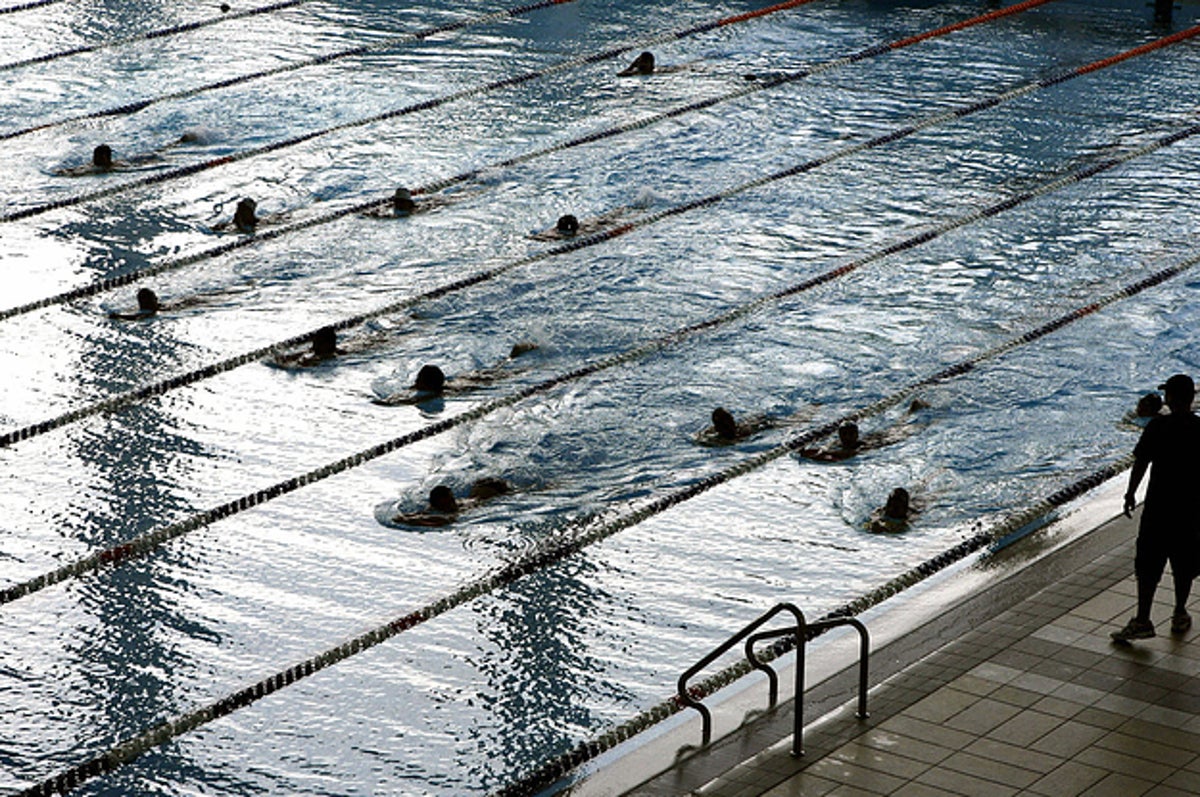 プール飛び込みで首骨折 繰り返される悲劇 原因は 現実離れした指導 と都教委