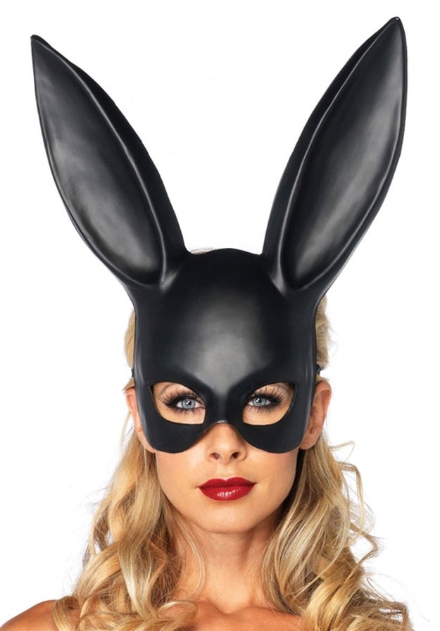 O mantenlo sexy con algo pegadito y esta máscara de conejo sensual ($96).