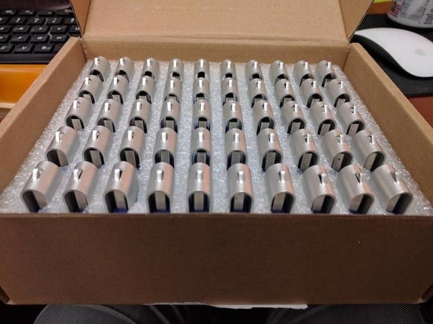 Esta caja llena de USBs.