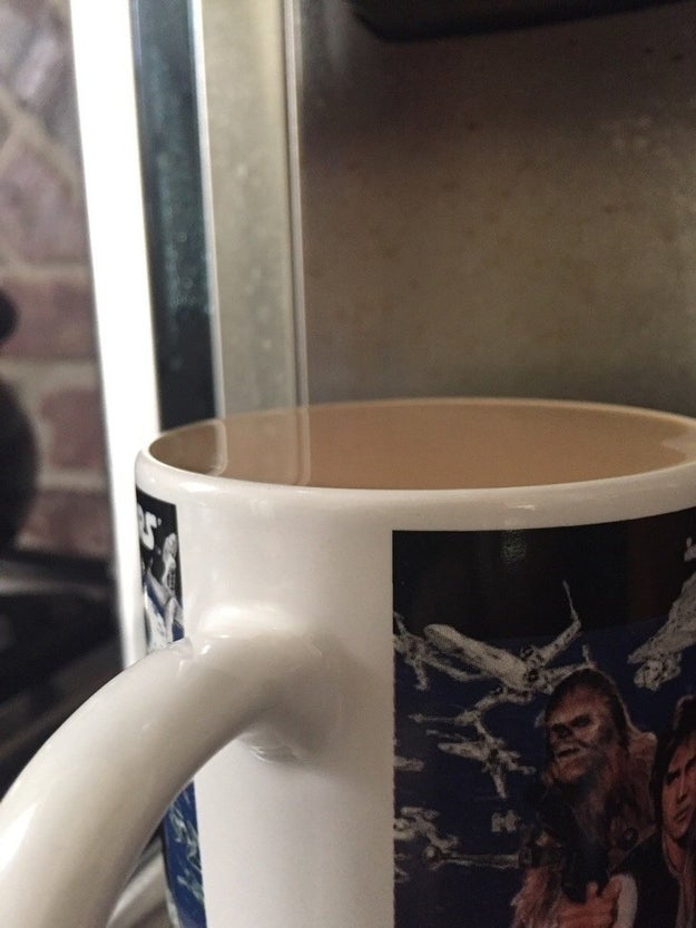 La forma en la que el café permanece en la taza.