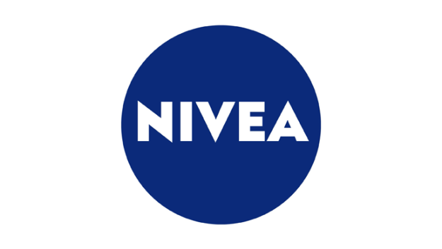 Nivea est un mot latin qui signifie «neigeux», «blanc comme neige», pour évoquer les vertus de sa crème destinée à l'origine à conserver une peau claire, selon les canons de beauté de l'époque.